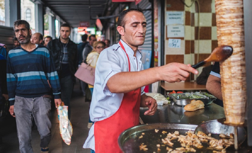 Un bărbat din Galaţi era să moară după ce s-a înecat cu şaorma