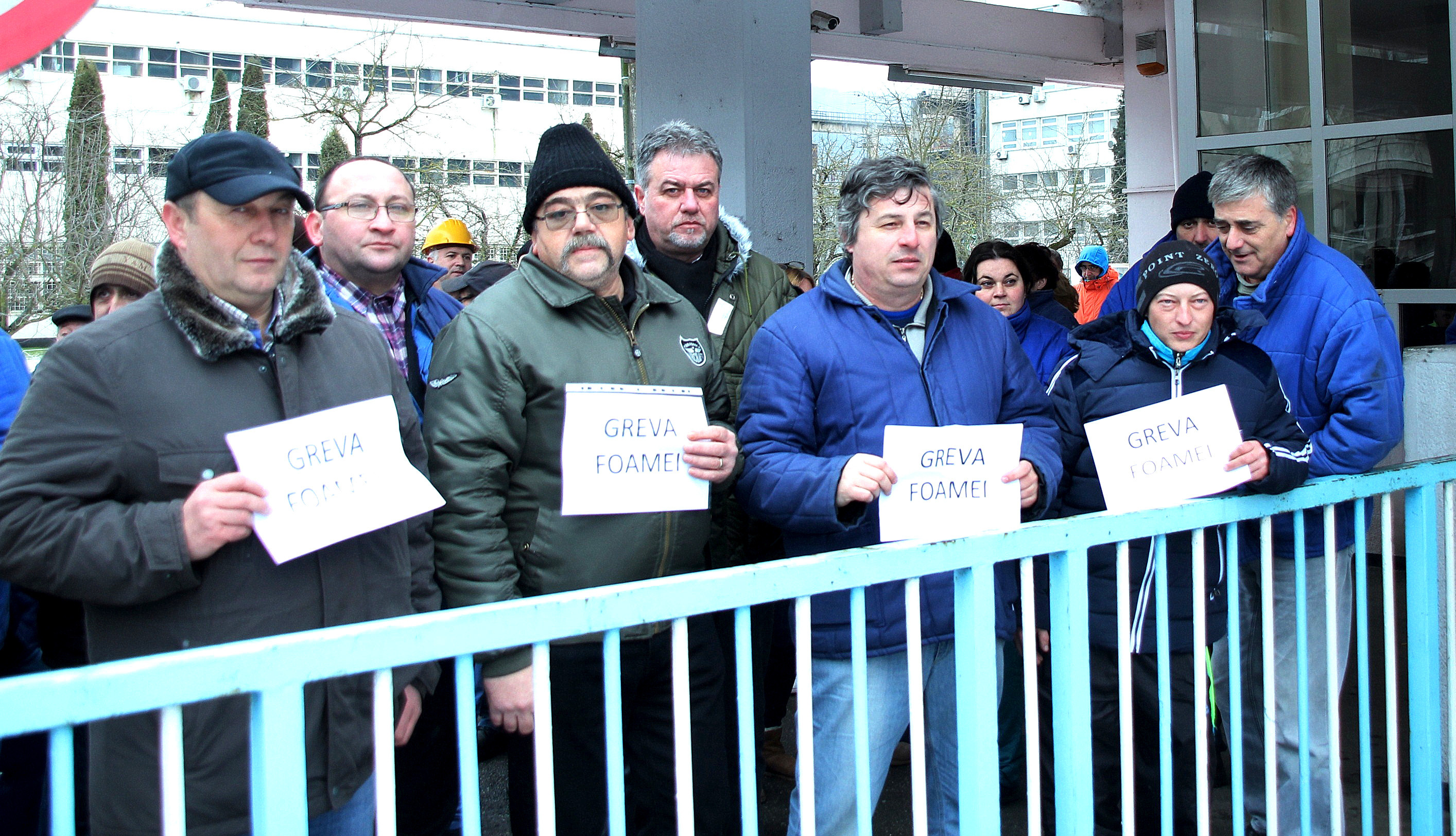 Protest spontan la termocentrala Mintia. Oamenii cer să discute cu Viorica Dăncilă