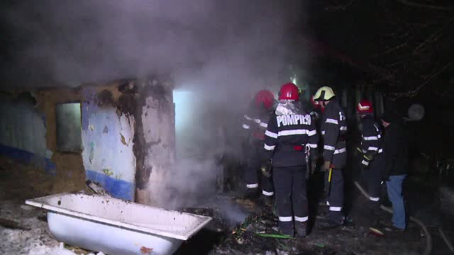 Pompier lovit de un bărbat căruia i s-a părut că nu stinge bine un incendiu