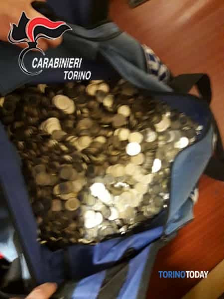 Român prins cu un sac de bani, în faţa unei săli de păcănele din Torino