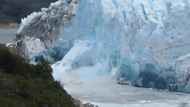 Momentul în care ghețarul "Marele Alb" rămâne fără două bucăți uriașe