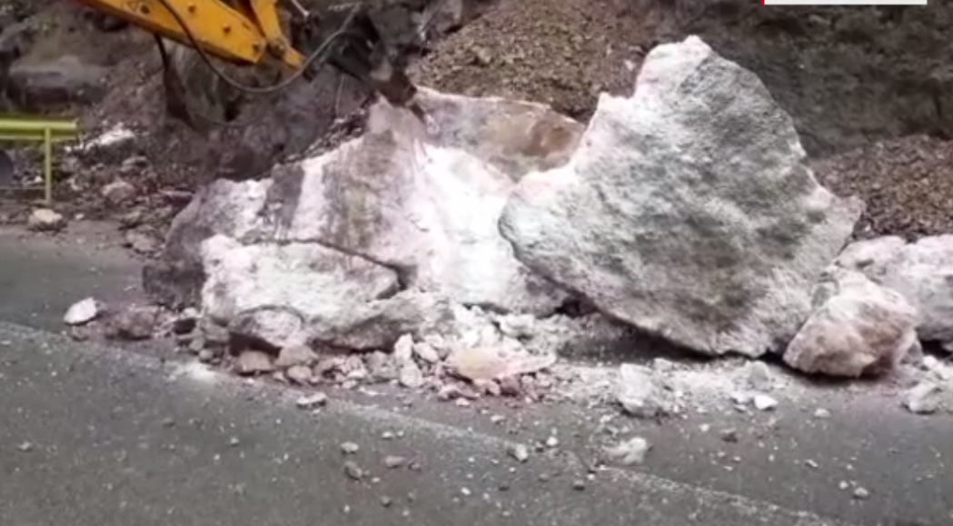 Zeci de tone de piatră au căzut pe drum, între Băile Herculane şi Baia de Aramă