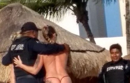 Sancțiunea primită de trei polițiști care s-au pozat cu turiste topless pe o plajă. FOTO