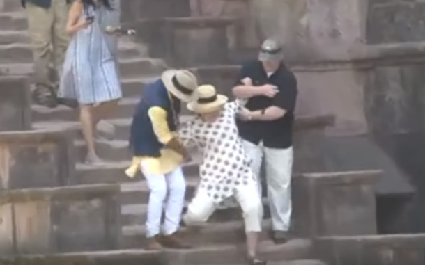 Hillary Clinton a alunecat de două ori pe o scară de piatră, într-o vizită în India. VIDEO
