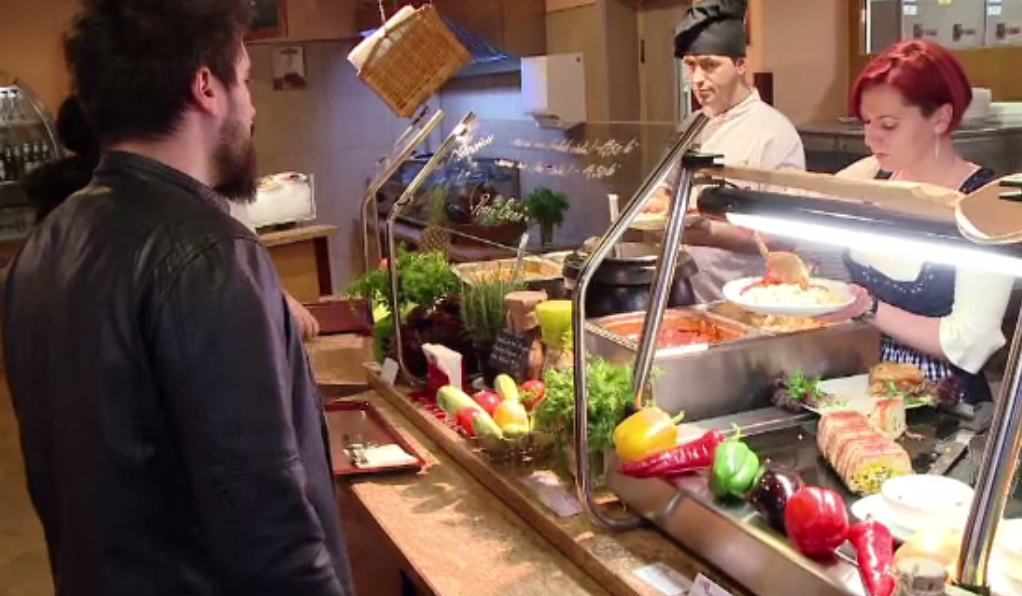 Cantinele cu mâncare gătită și ieftină au un succes uriaș la români. Un prânz începe de la 15 lei