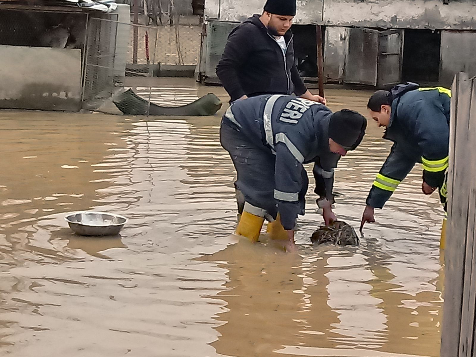 Sute de persoane evacuate în Covasna, din cauza unui dig ce stă să se rupă