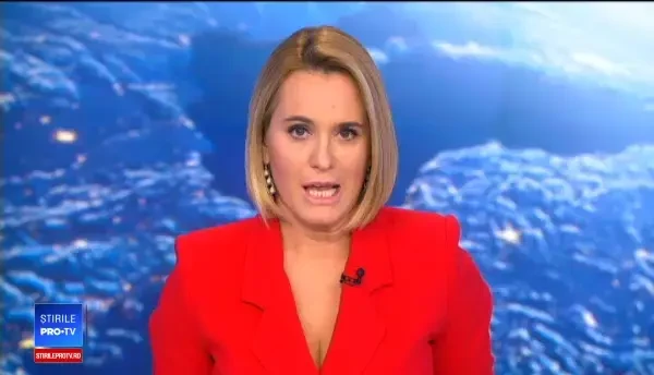 Acrobaţie uluitoare, în Grecia. De ce a dansat o tânără atârnată de podul Patras