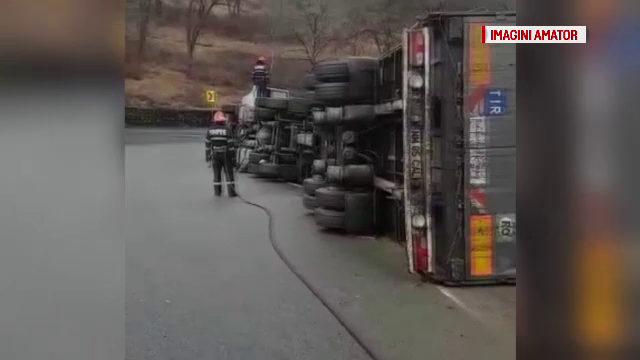 TIR răsturnat în Pasul Mesteacăn din Maramureş. Șoferul a pierdut controlul