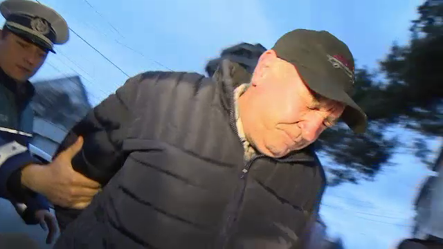 Un bărbat de 60 de ani a vrut să dea foc unor mașini, din gelozie. Cum a fost prins