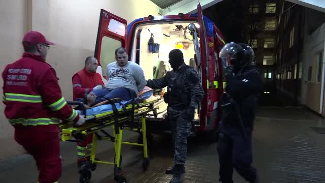 Un bărbat arestat pentru viol s-a automutilat în zona genitală