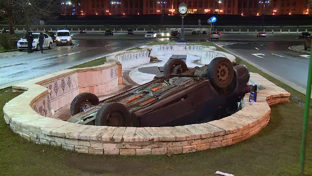 Un tânăr a plonjat cu maşină într-o fântână arteziană din centrul Capitalei