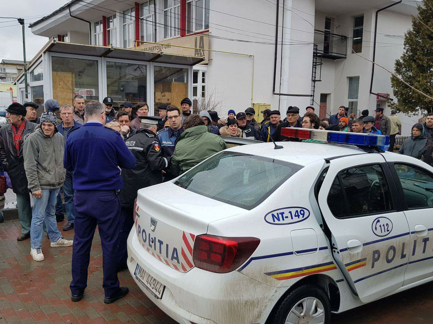 Pus la pământ şi încătuşat după ce a traversat strada neregulamentar. Reacția poliției