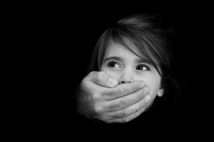 Peste 1.000 de copii dintr-un oraș britanic ar fi fost victimele abuzurilor sexuale