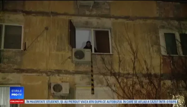 A căzut de la etajul trei al blocului şi a murit. Tragedia s-a petrecut după ce soţia l-a anunţat că îl părăseşte