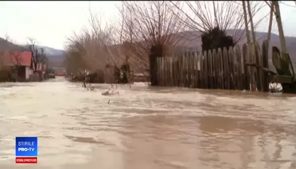 Dezastru în mai multe județe din cauza inundațiilor. Un drum național a fost acoperit de ape