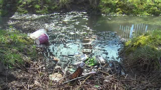 Fântâni contaminate, din cauza sătenilor care nu-şi curăţă şanţurile. "E apa primăriei"