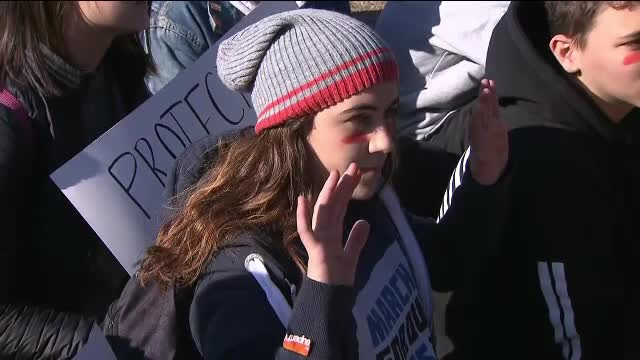 Mii de elevi s-au întors cu spatele la Casa Albă: ”Nu mai tăcem!”