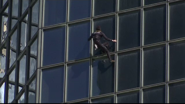 „Spiderman” al Franței, în vârstă de 56 de ani, a escaladat o clădire din Paris