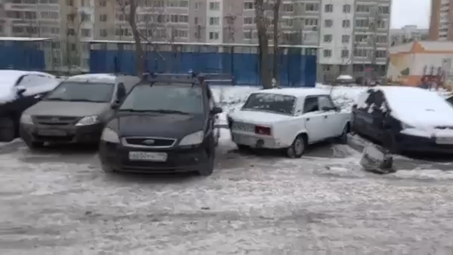 A tăiat maşina vecinului cu flexul ca să aibă loc să intre în parcare