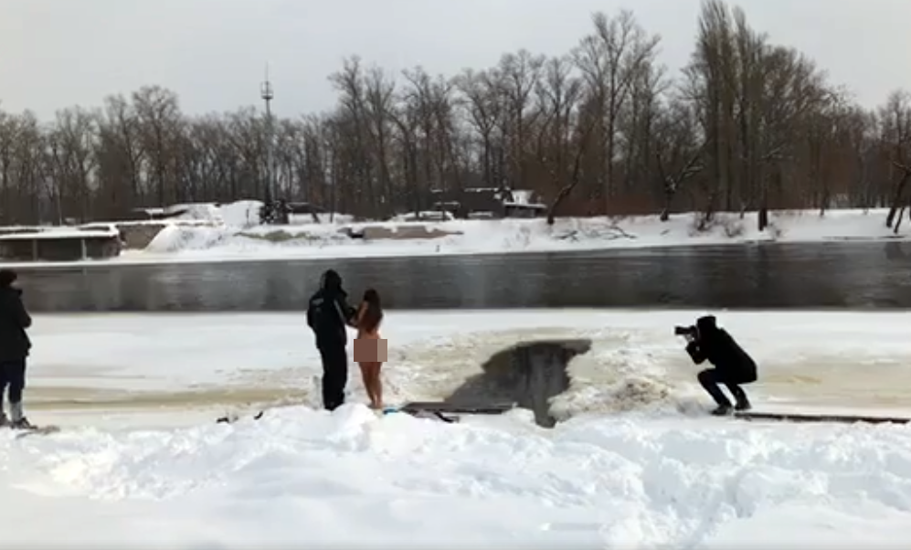 Se aruncă goală într-unul dintre cele mai reci râuri din Europa, săptămânal. Care este motivul