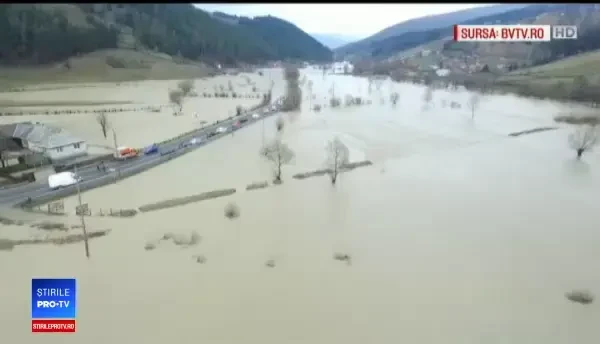 14 județe sunt sub ape. În unele case, apa de la robinet nu mai este potabilă