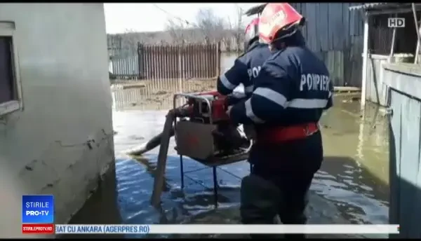 Fântâni contaminate, din cauza sătenilor care nu-şi curăţă şanţurile