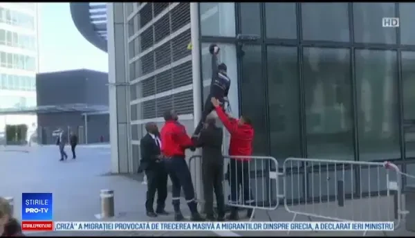 Spiderman al Franței, în vârstă de 56 de ani, a escaladat o clădire din Paris