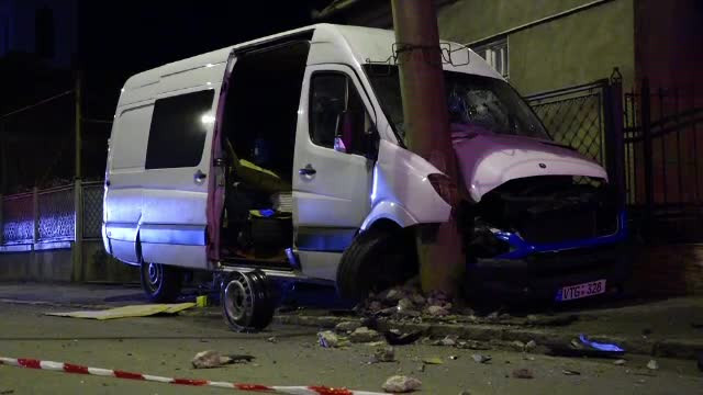 Accident pe o stradă din Cluj-Napoca. Un şofer a izbit un stâlp şi o ţeavă de gaze