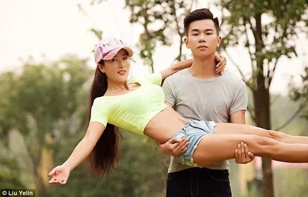 O femeie de 50 de ani din China e luată drept iubita fiului ei. Cum se ţine în formă