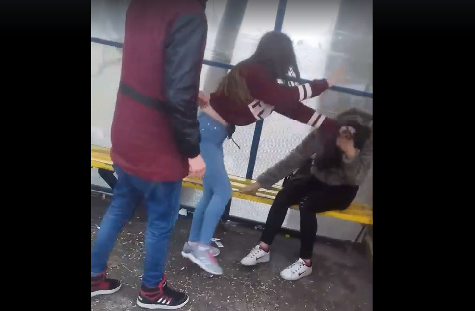 Elevă bătută sălbatic de colegele ei, în Tulcea. Incidentul a fost filmat