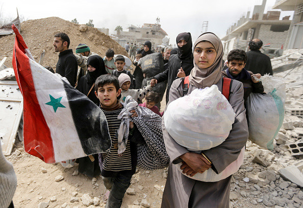 Imagini sfâșietoare. Mii de sirieni au fugit din enclava controlată de rebeli. VIDEO