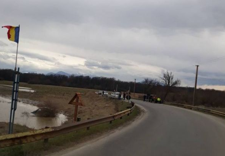 O șoferiță de 74 de ani a căzut cu tot cu mașină în râu, la Brașov. Femeia era beată