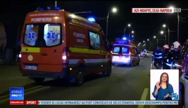 Accident pe o stradă din Cluj-Napoca. Un şofer a izbit un stâlp şi o ţeavă de gaze
