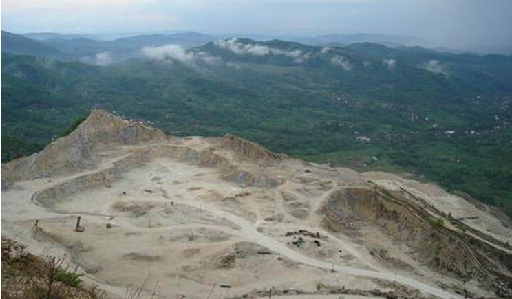 Accident de muncă mortal la o carieră de calcar din Vâlcea. Un bărbat a fost strivit de un utilaj