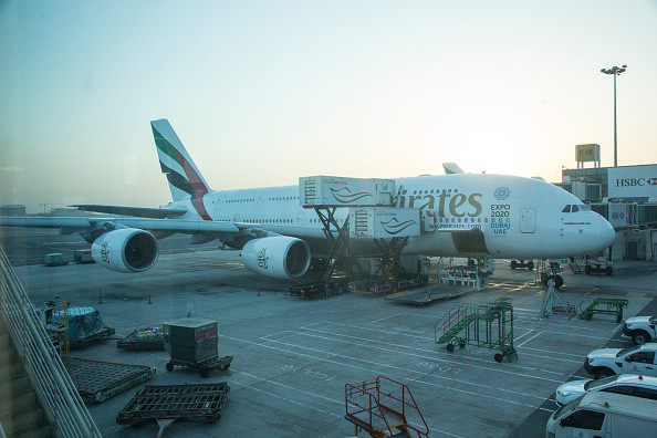 O stewardesă a murit după ce a căzut dintr-un avion