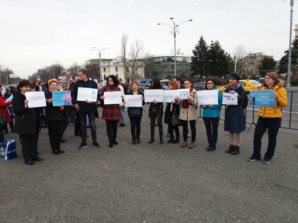Protest la Guvern. Mai mulți biologi, chimişti şi biochimişti se plâng de salariile mici