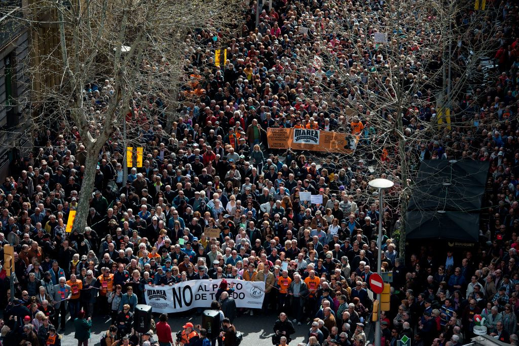 Zeci de mii de persoane au manifestat în Spania pentru a-şi apăra pensiile: ”Rajoy, hoţule!”