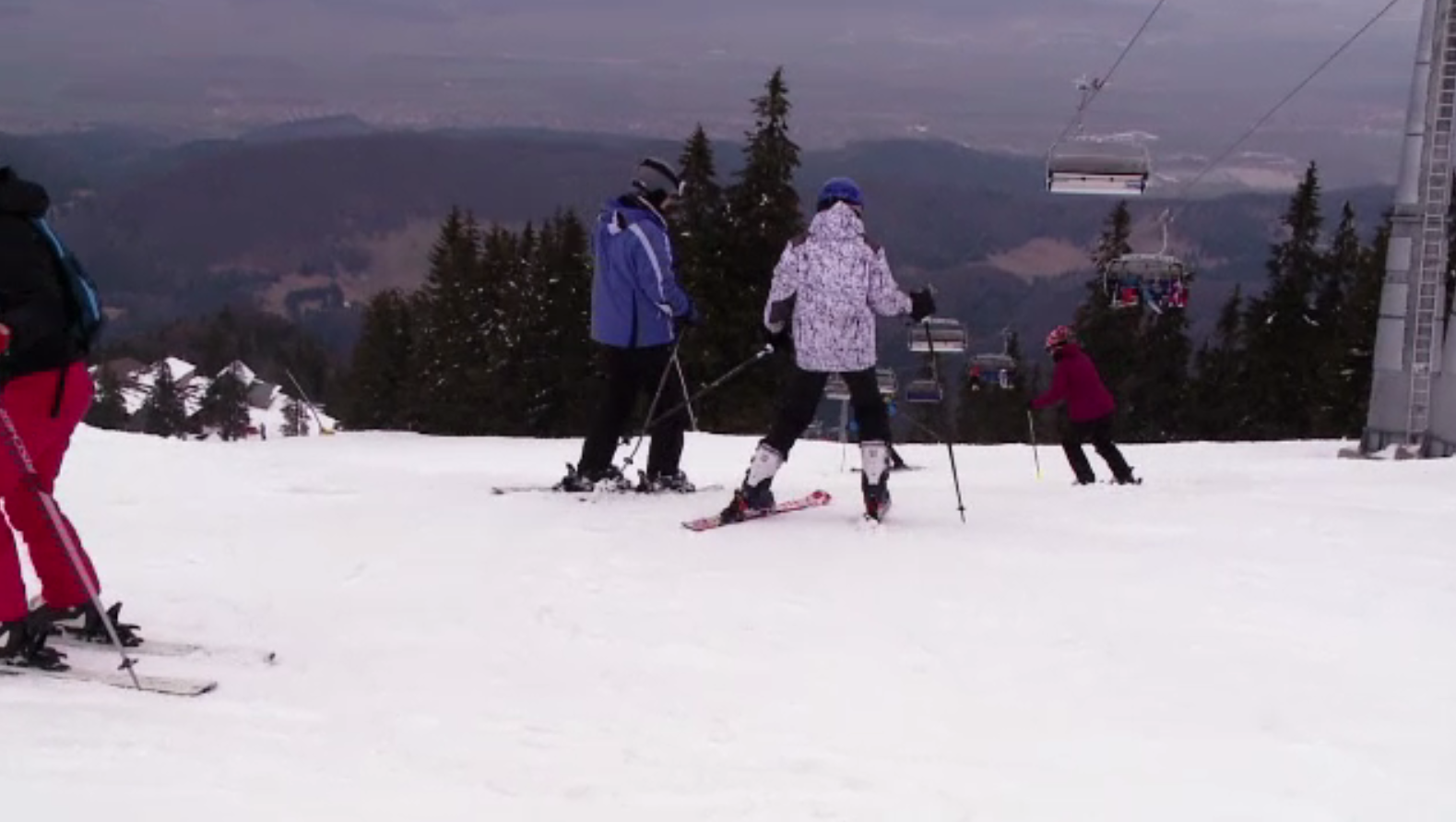 Pârtiile din Poiana Brașov, pline de turiști. Vreme perfectă pentru sporturile de iarnă