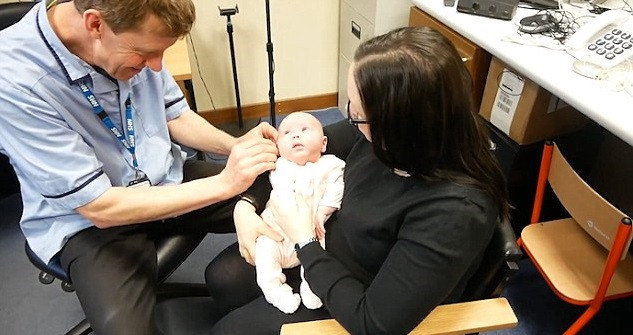 Reacția unui bebeluș cu probleme de auz când aude pentru prima dată vocea mamei