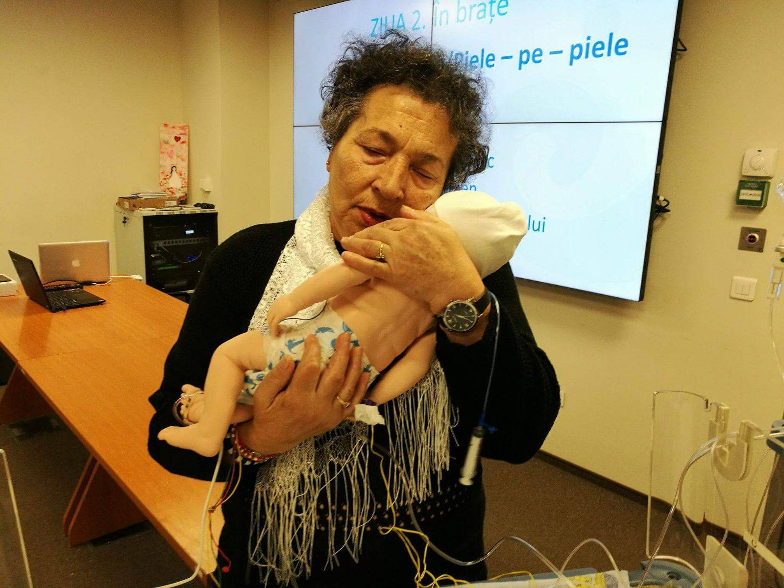 Pensionari voluntari pentru copiii ”uitați” în spital. ”Îmi reglez tensiunea privind acești îngeri neajutorați”