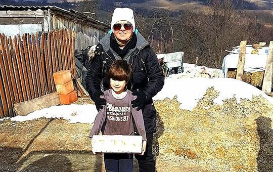 O fetiţă de 9 ani, din Bihor, face zilnic 10 km pe jos până la şcoală. Povestea Marinelei