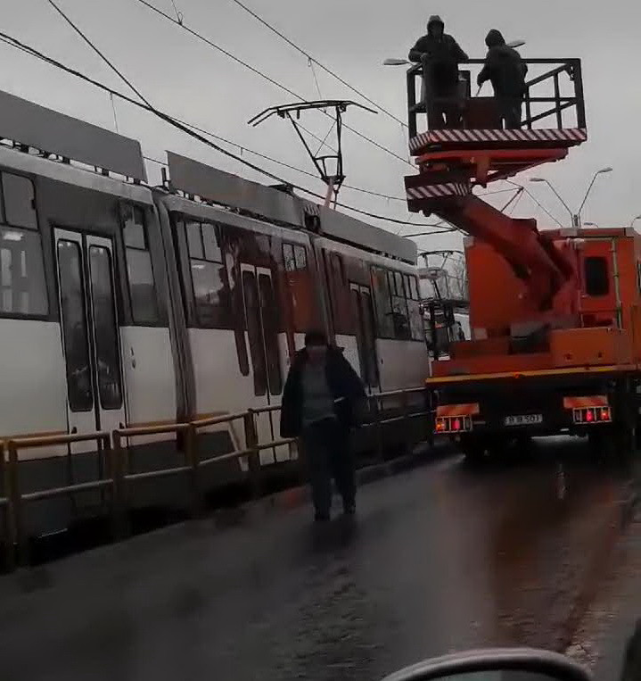 Linia tramvaiului 41 din București, blocată temporar de ploaia înghețată