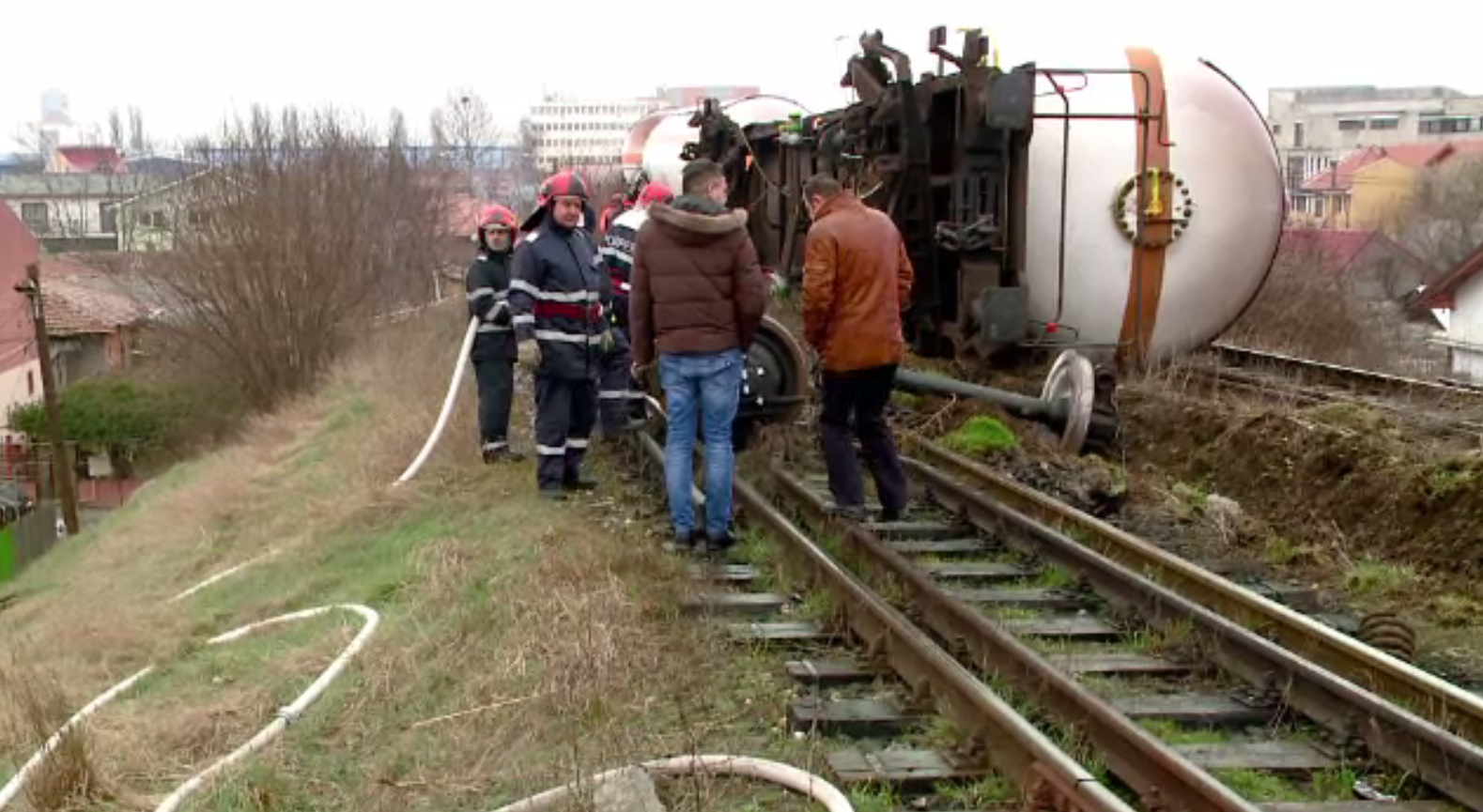 Pericol de explozie, după ce vagoanele unui marfar au deraiat și au sărit de pe șine