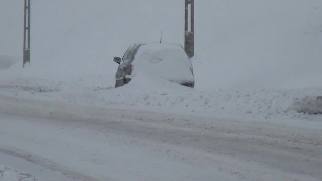 Iarna a lovit toată zona Moldovei, dar și Bucovina și Maramureșul. Zeci de drumuri înghețate