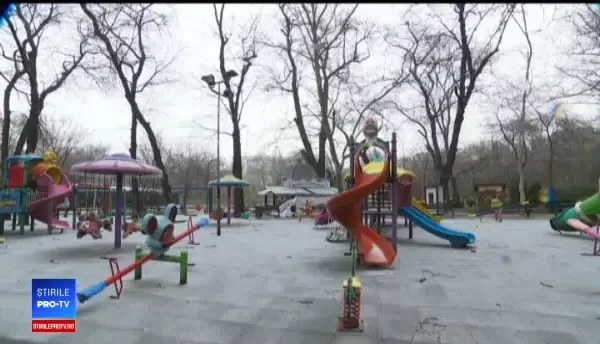 Incident grav în Cișmigiu. Copil de 1 an rănit de o creangă ruptă, în locul de joacă