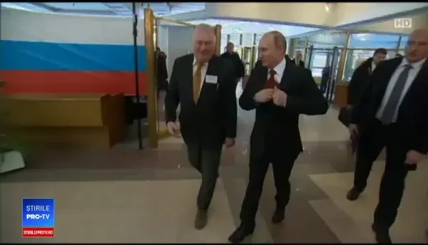 Alegeri prezidențiale în Rusia. Oameni filmați îndesând mai multe buletine de vot în urne