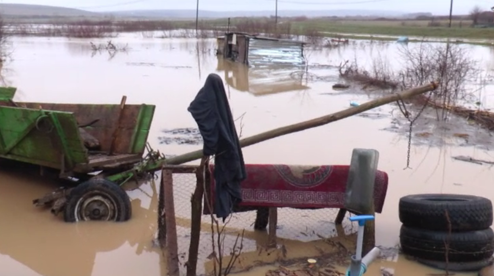 Cod portocaliu de inundații în Satu Mare. Mai multe gospodării și un drum european, afectate