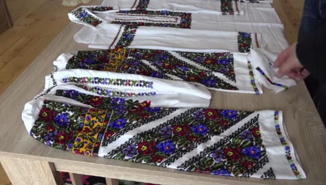 Atelierul în care se fac cămăși de 2.500 de lei. Un preot l-a înființat cu fonduri europene