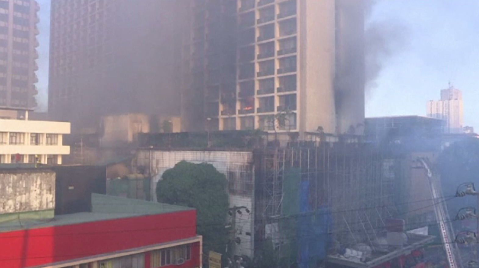 Incendiu uriaș într-un hotel din Filipine. 300 de persoane au fost evacuate