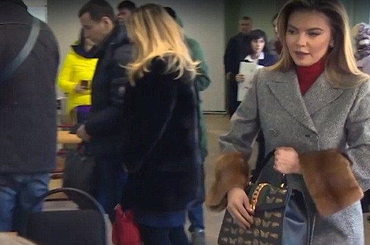 Mesajul transmis de presupusa iubită a lui Putin atunci când a ajuns la secția de votare